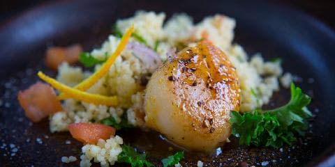 Pepperstekt kamskjell med couscous og appelsinsaus