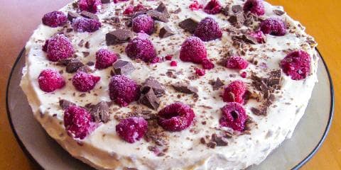 Iskake med bringebær og kvikklunsj