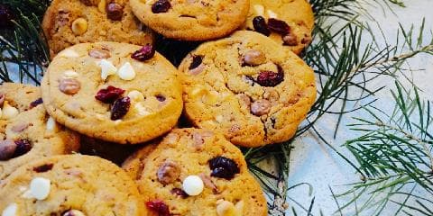 Cookies med hvit sjokolade, melkesjokolade og tranebær