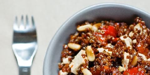 Rød salat med quinoa og pinjekjerner