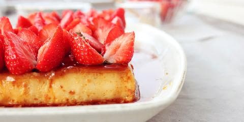 Karamellpudding med jordbær