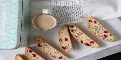 Biscotti med nøtter og kirsebær