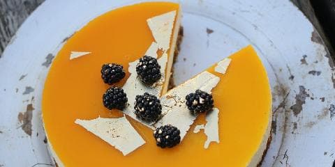 Moussekake med pasjonsfrukt og lakrismandelbunn