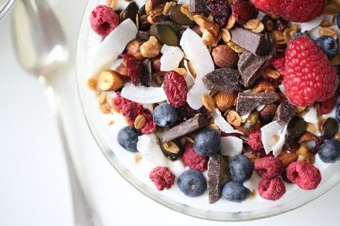 Granola med sjokolade og bær