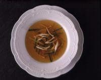 Consommé med strimlede grønnsaker