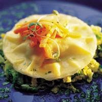 Hummerravioli i sin egen vinaigrette