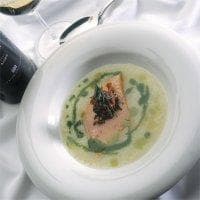 Lettrøkt ørret med potet- og purreløksuppe, fritert skinke, persille og kapers