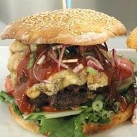 Hamburger med ost og bacon