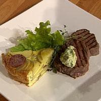 Grillet tournedos servert med potet- og chorizotortilla, kryddersmør