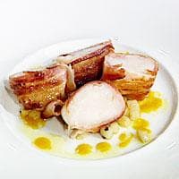 Grillet kamskjell med lardo, jordskokk og safranvinaigrette