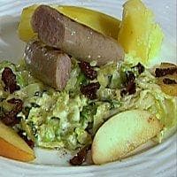 Stekt bratwurst med sprøstekt bacon, stuet kål og stekte epler