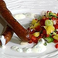 Chilipølser, ananassalat og yoghurt-ingefærsaus