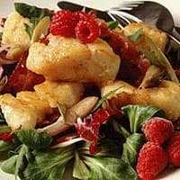 Salat med steinbit og bringebærdressing