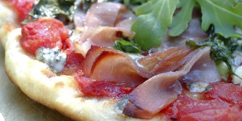 Spekepizza på grillen