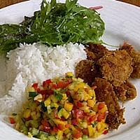 Sprøstekte kyllingvinger med ost og mangosalsa