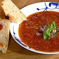 Tomatsuppe servert med focaccia og chorizo