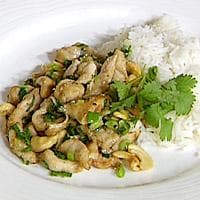 Marinert svinefilet i wok med cashewnøtter og vårløk