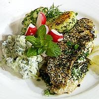 Stekt makrell med dill og gressløk, kremet agurksalat