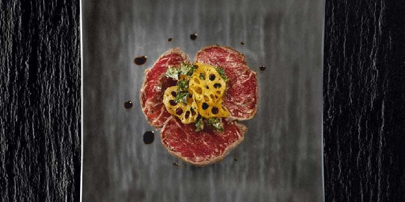 Wagyu tataki med sprø lotusfrukt, persille og ponzu limedressing