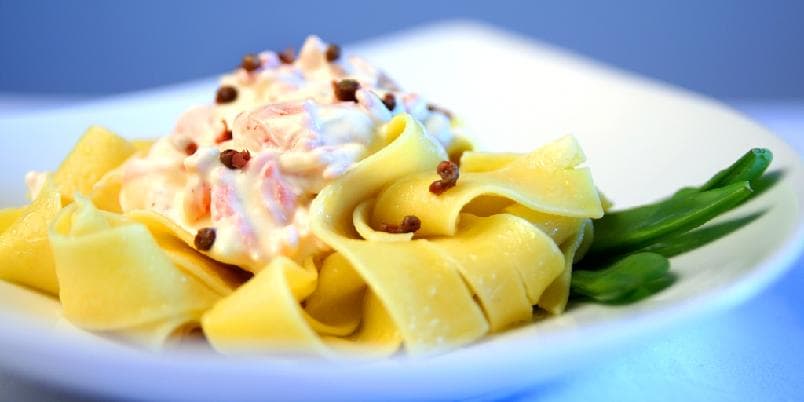 Røkt laks med rosépepper og crème fraîche