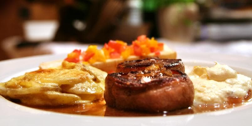 Hjortefilet med hvitløksgratinerte poteter og Madeirasaus