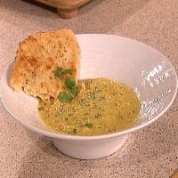 Indisk-inspirert kyllingsuppe med eple og karri