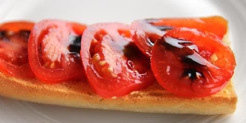 Kveldssnack med hvitløk og tomat