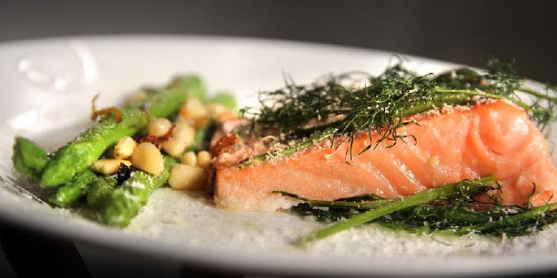 Ovnsbakt laks med dill og asparges