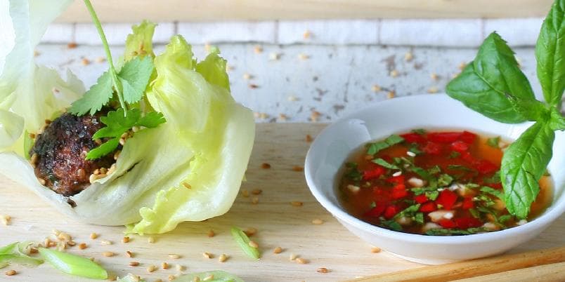 Asiatiske kjøttboller i salatblad
