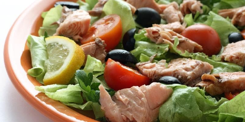Salat med varmrøkt laks, frukt og pepperkremet dressing