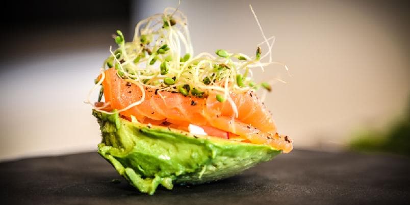 Forrett med avocado og røkelaks