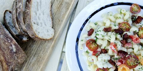 Pastasalat med grønnsaker og stekt chorizo