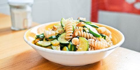 Pasta med squash, mandler og sitronskall