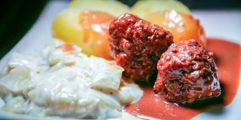 Kjøttkaker, brun saus og kålstuing