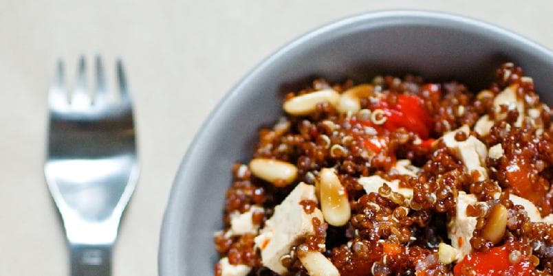 Rød salat med quinoa og pinjekjerner