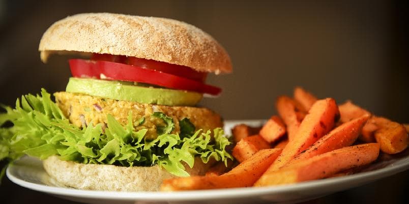 Kikertburger med søtpotetfries