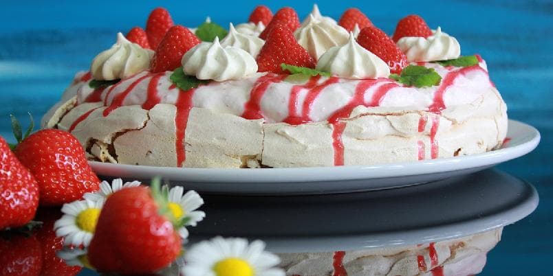 Pavlova med brunost og jordbær