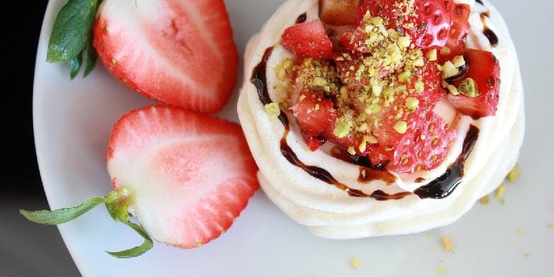 Marengsrede med pistasjbunn fylt med ostemousse og bær