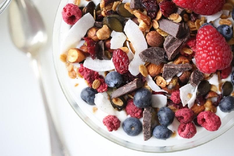 Granola med sjokolade og bær
