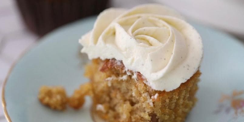 Myke gulrotcupcakes med luftig vaniljekrem