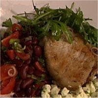 Salviekoteletter med fetaost og rød bønnesalat