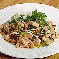 Marinert ishavsrøye med grønnsaker i wok