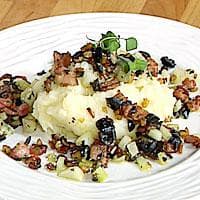 Potetmos med salt fisk, bacon og oliven