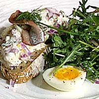 Grovt smørbrød med egg- og ansjossalat