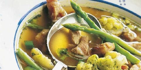 Fersk suppe med svinekjøtt