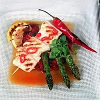 Grillet chilimarinert steinbit med tomat-rosinkompott