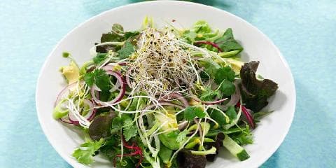 Grønn salat med avokado, sukkererter og pæredressing