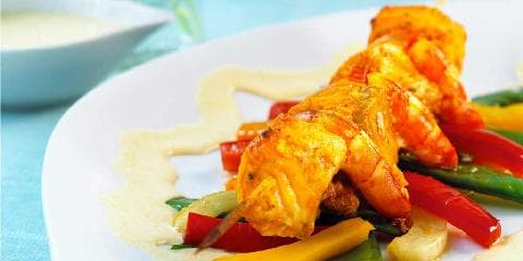 Laks og scampi på spyd med lun kesamsaus