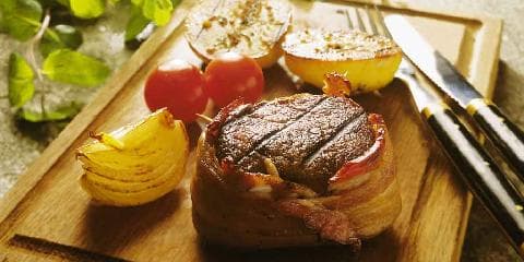 Biff med bacon, kremet spinat og stekte tomater