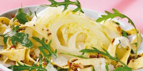 Pastasalat med nykål og stekt bacon